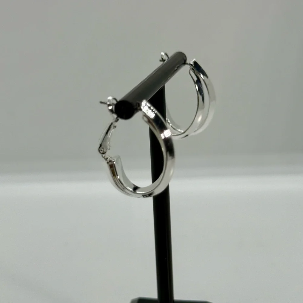 Chic Small Silver Hoop Earrings - Nickel Free for Sensitive Ears‎